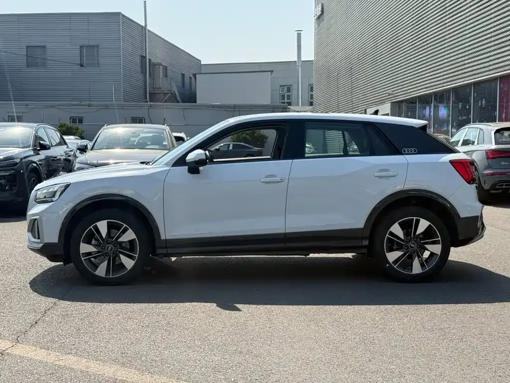 Audi Q2L — фото 10