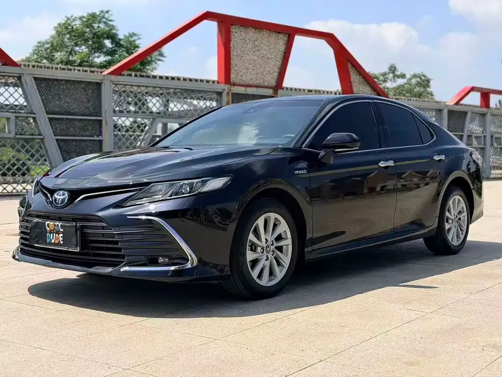 Toyota Camry — фото 1
