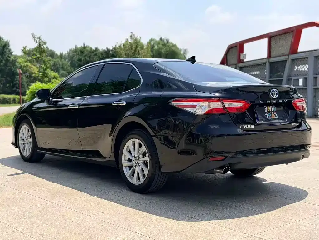 Toyota Camry — фото 2