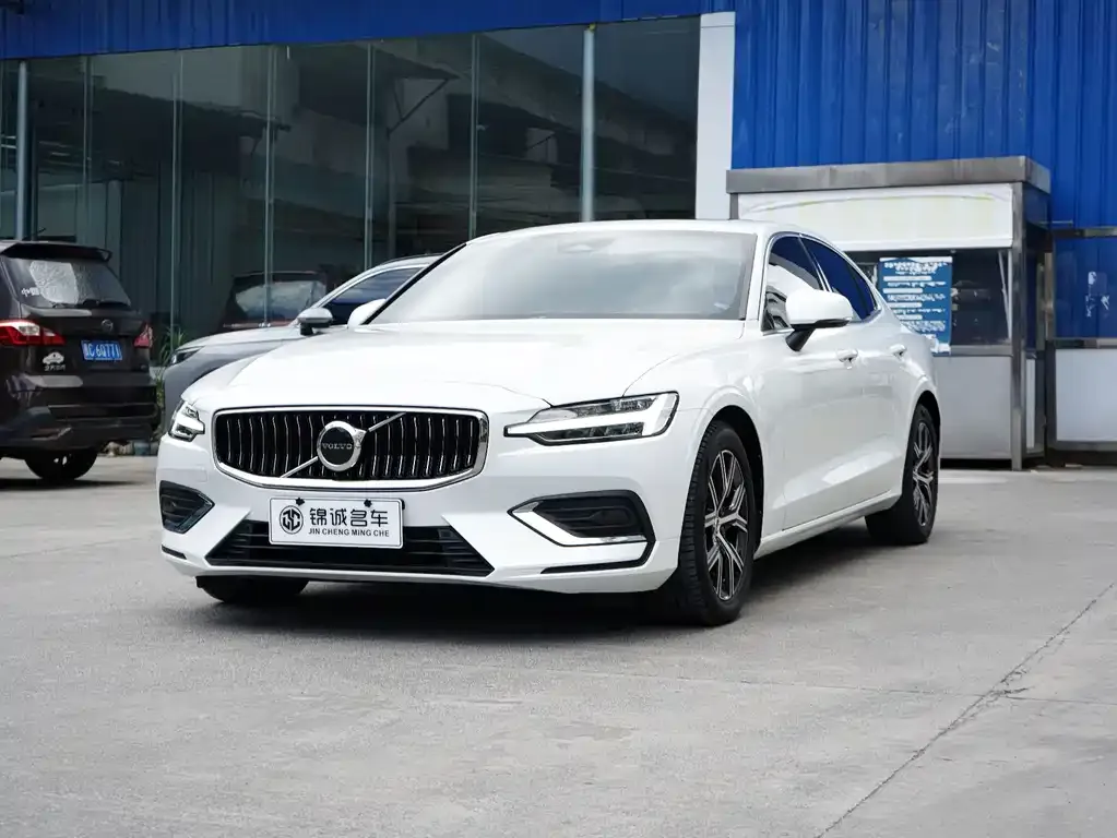 Volvo S60 — фото 1