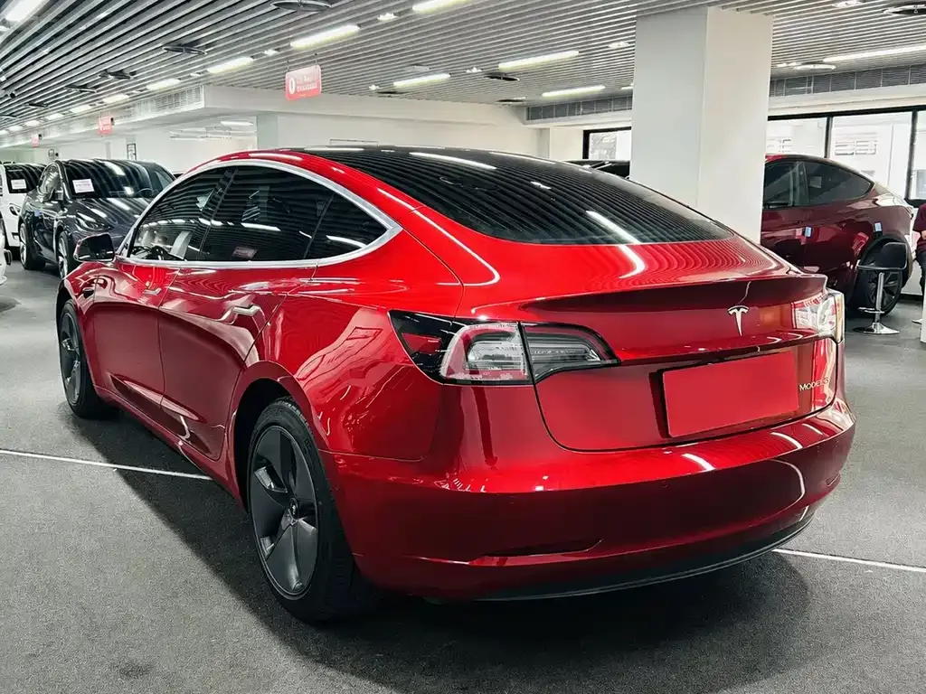 Tesla Model 3 — фото 9