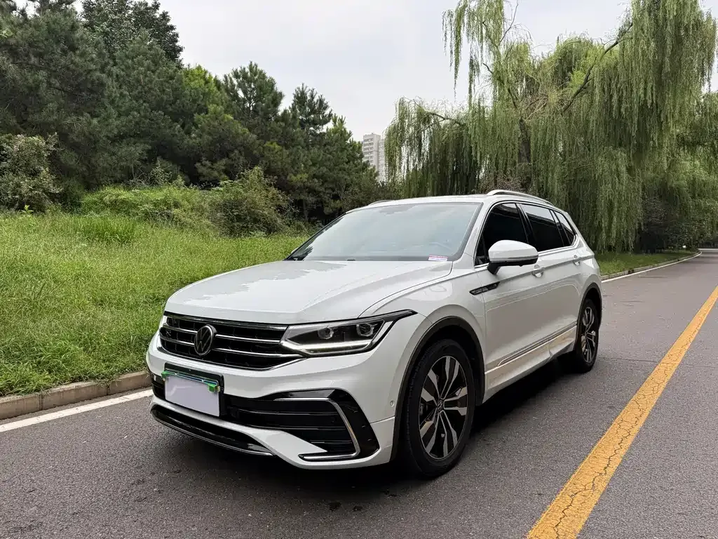 Volkswagen Tiguan L — фото 1
