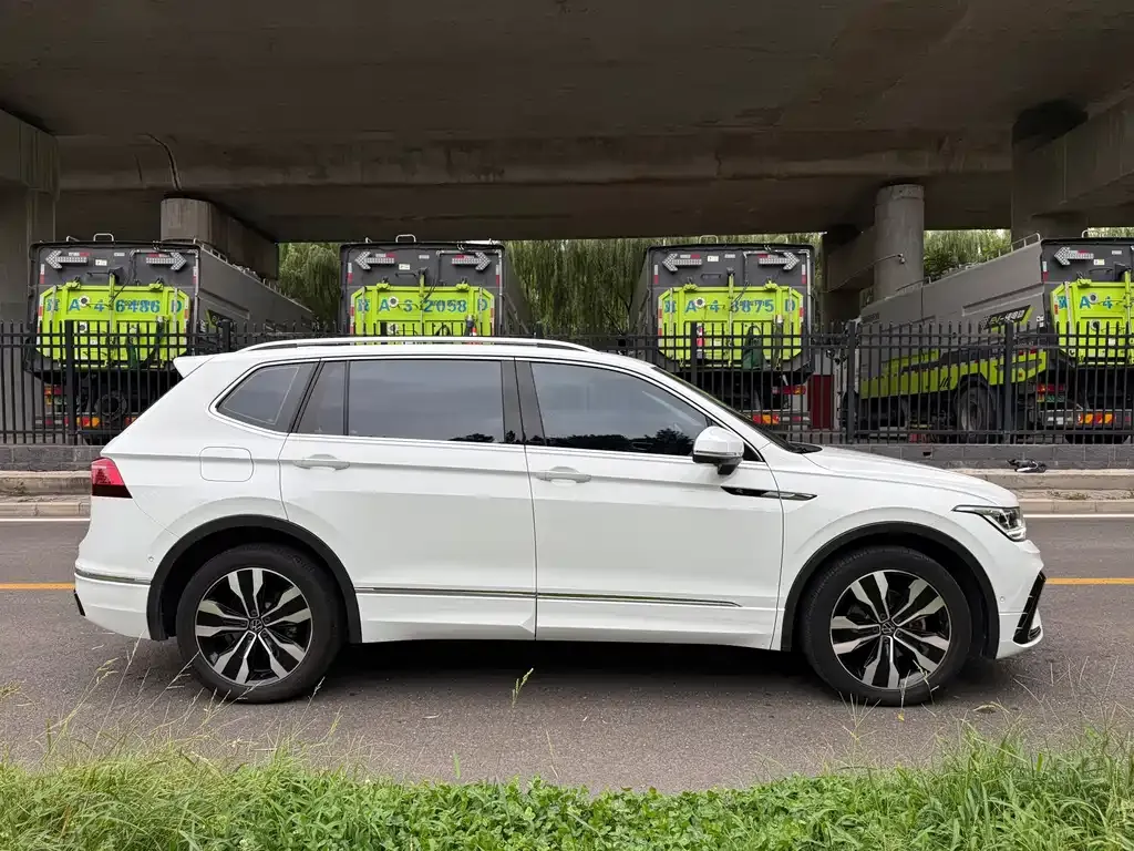 Volkswagen Tiguan L — фото 2