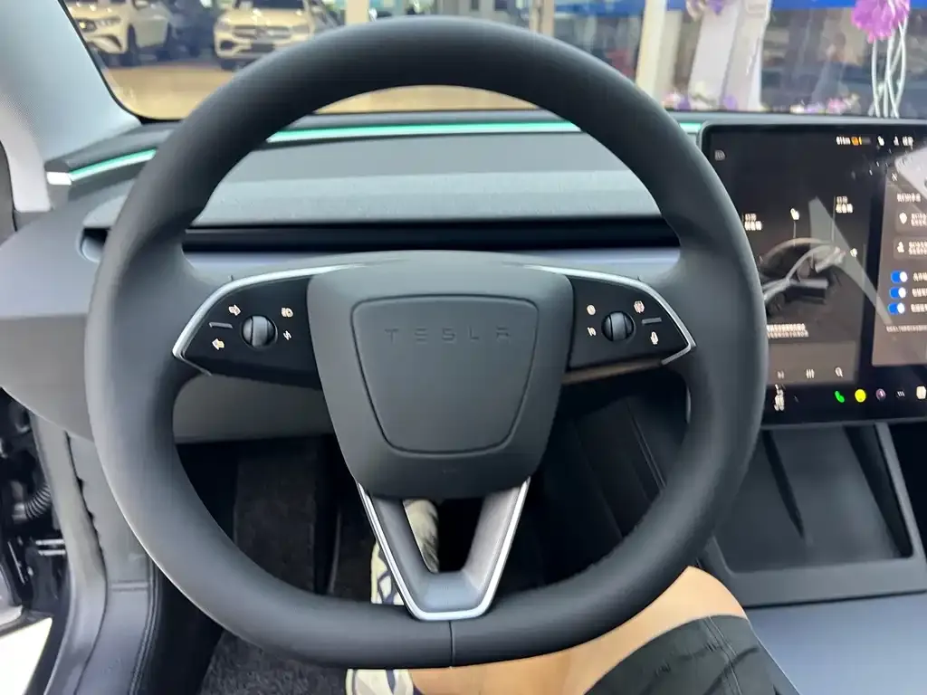 Tesla Model 3 — фото 9
