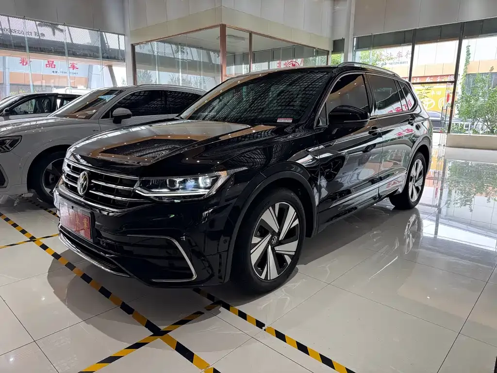 Volkswagen Tiguan L — фото 1