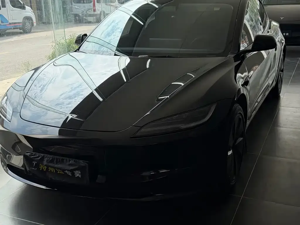 Tesla Model 3 — фото 1