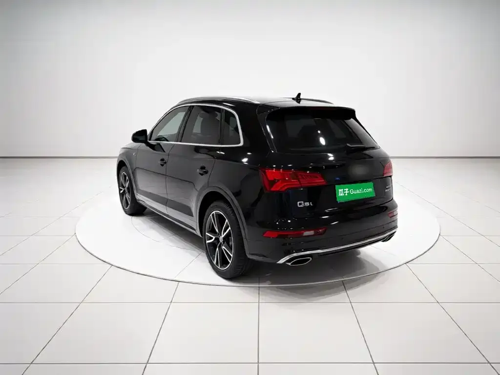 Audi Q5L — фото 10