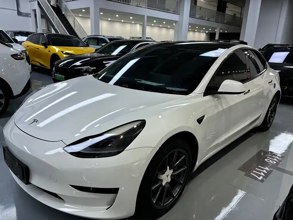 Tesla Model 3 — фото 1
