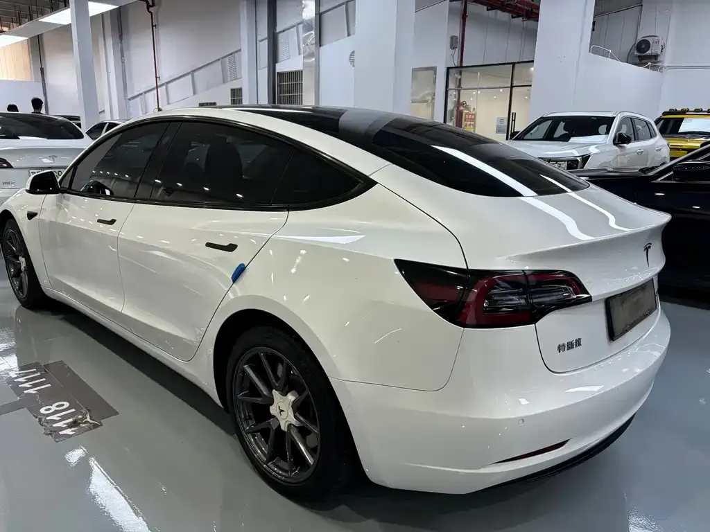 Tesla Model 3 — фото 7