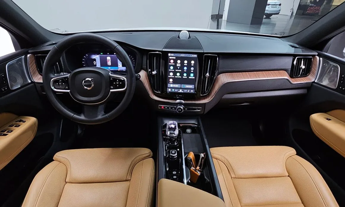 Volvo XC60 — фото 10
