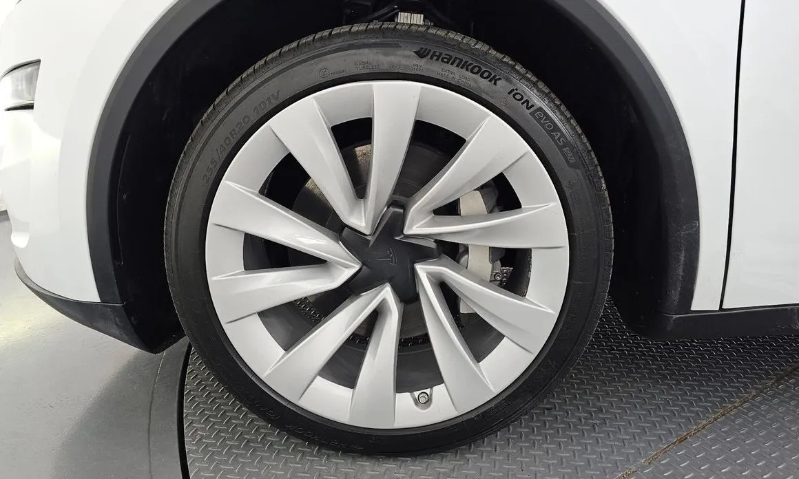 Tesla Model Y — фото 10
