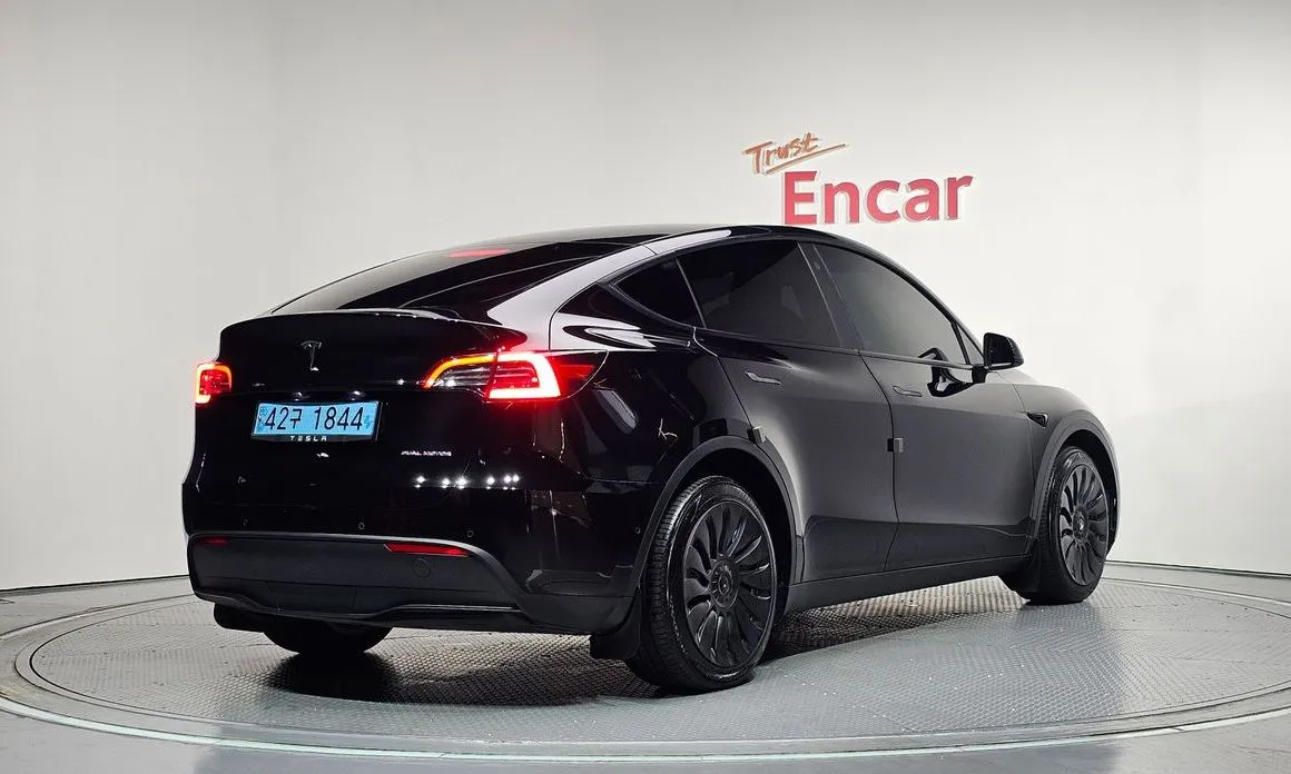 Tesla Model Y — фото 8