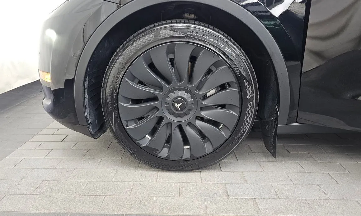 Tesla Model Y — фото 10