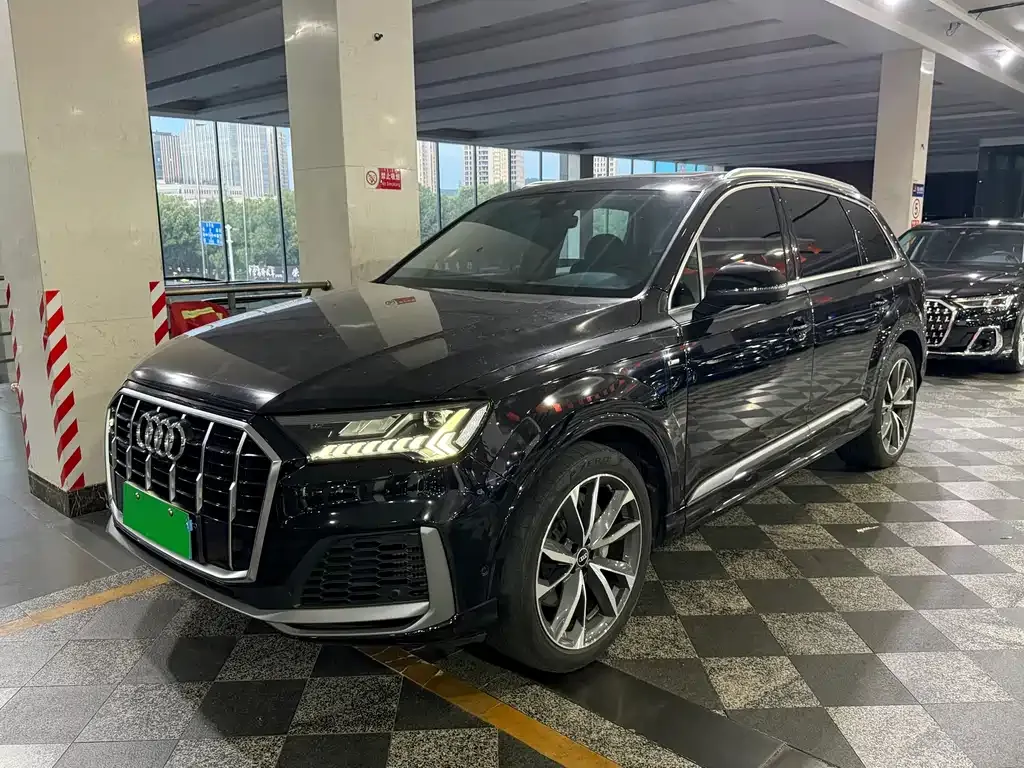 Audi Q7 — фото 1