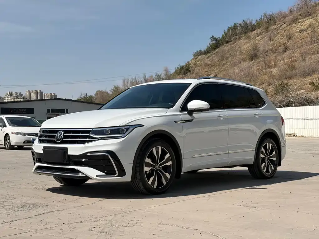 Volkswagen Tiguan L — фото 1