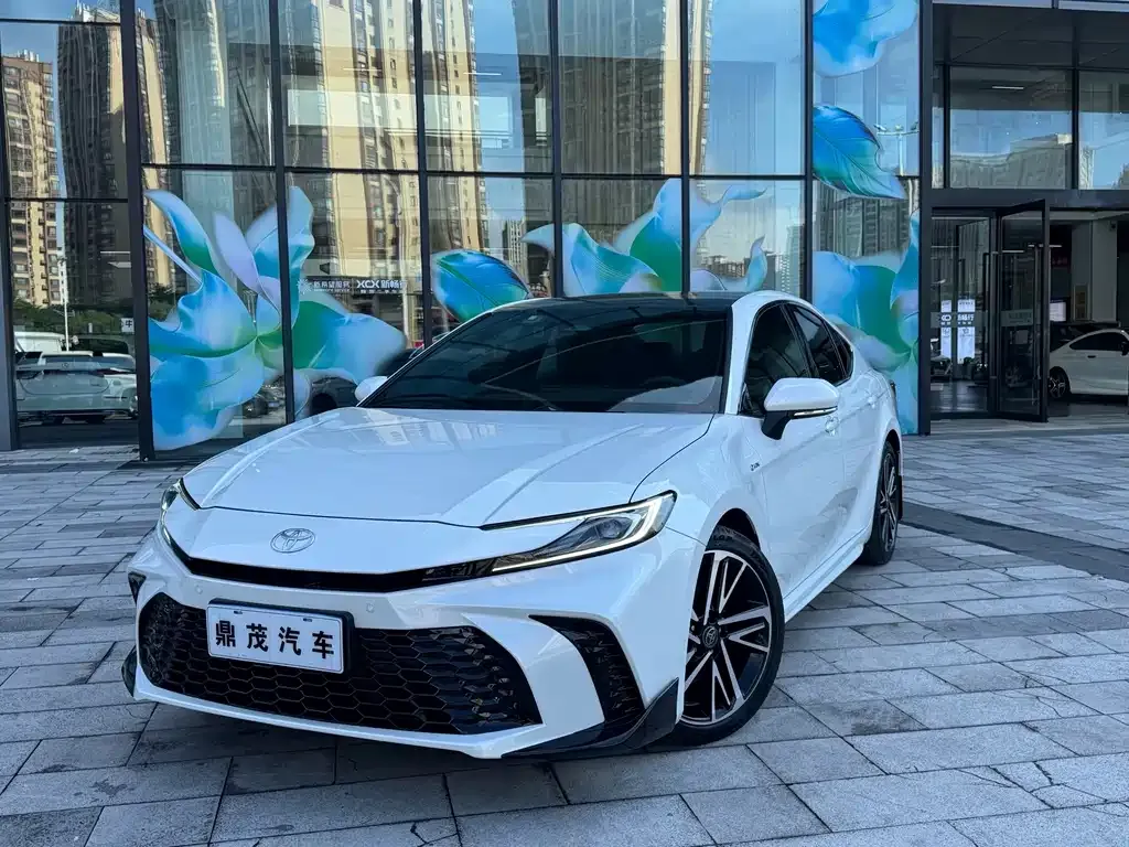 Toyota Camry — фото 1