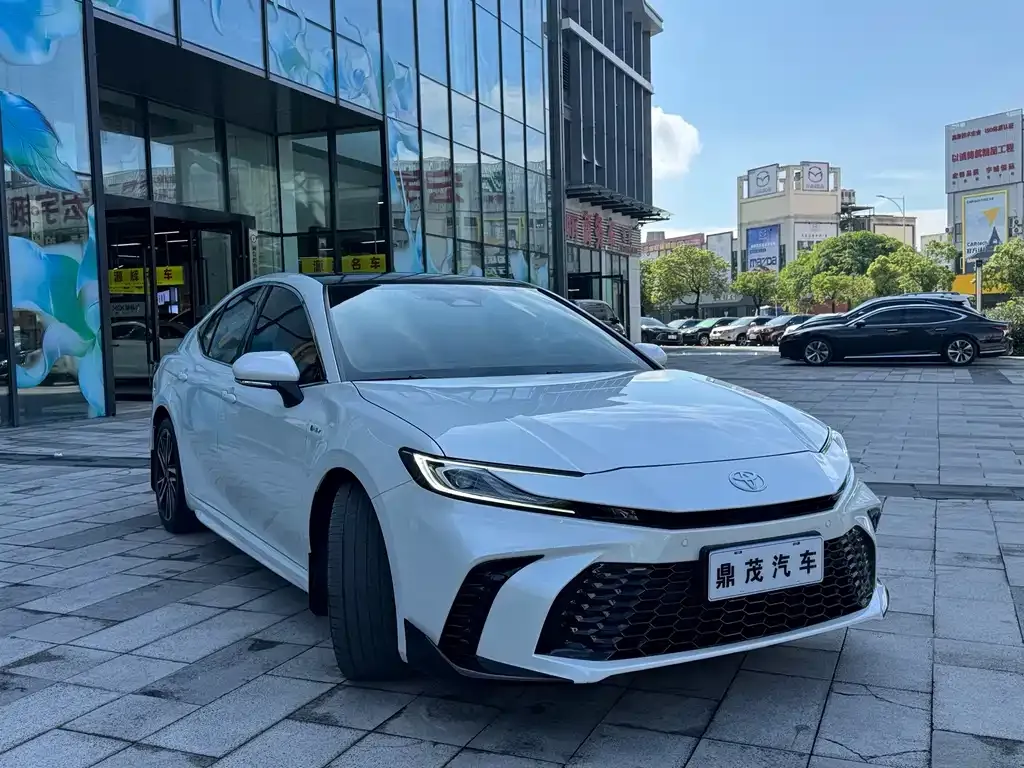 Toyota Camry — фото 2
