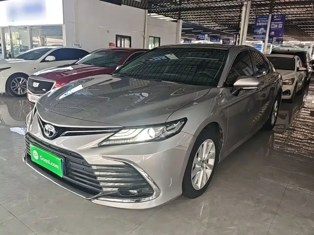 Toyota Camry — фото 1