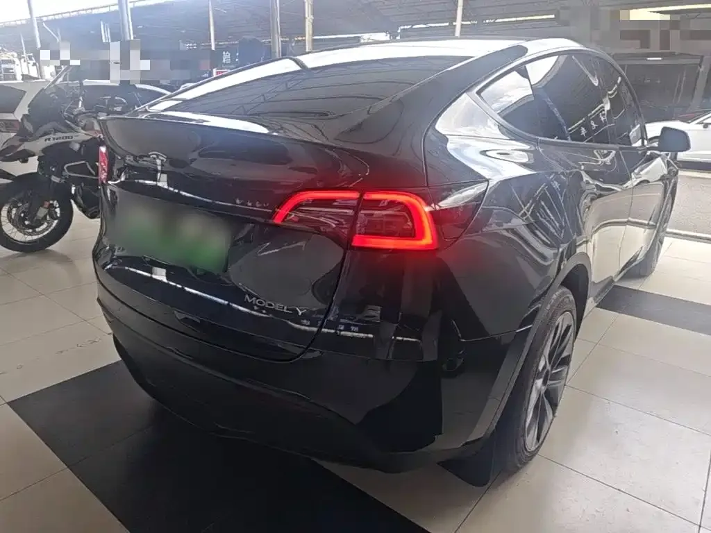 Tesla Model Y — фото 9