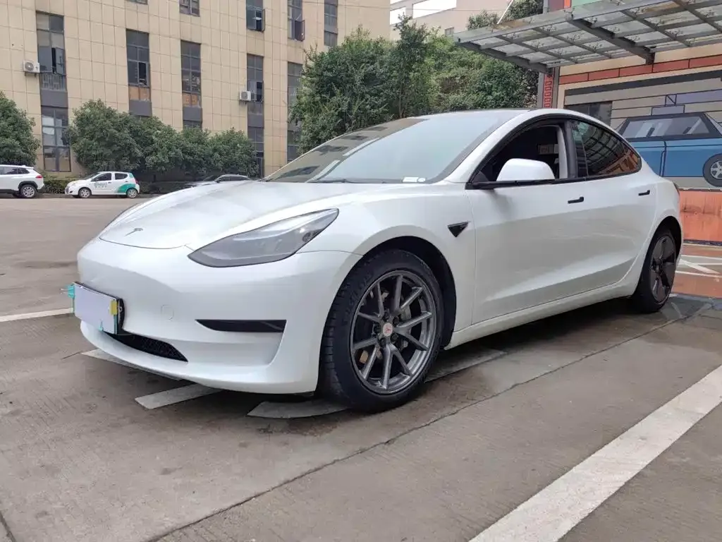 Tesla Model 3 — фото 1