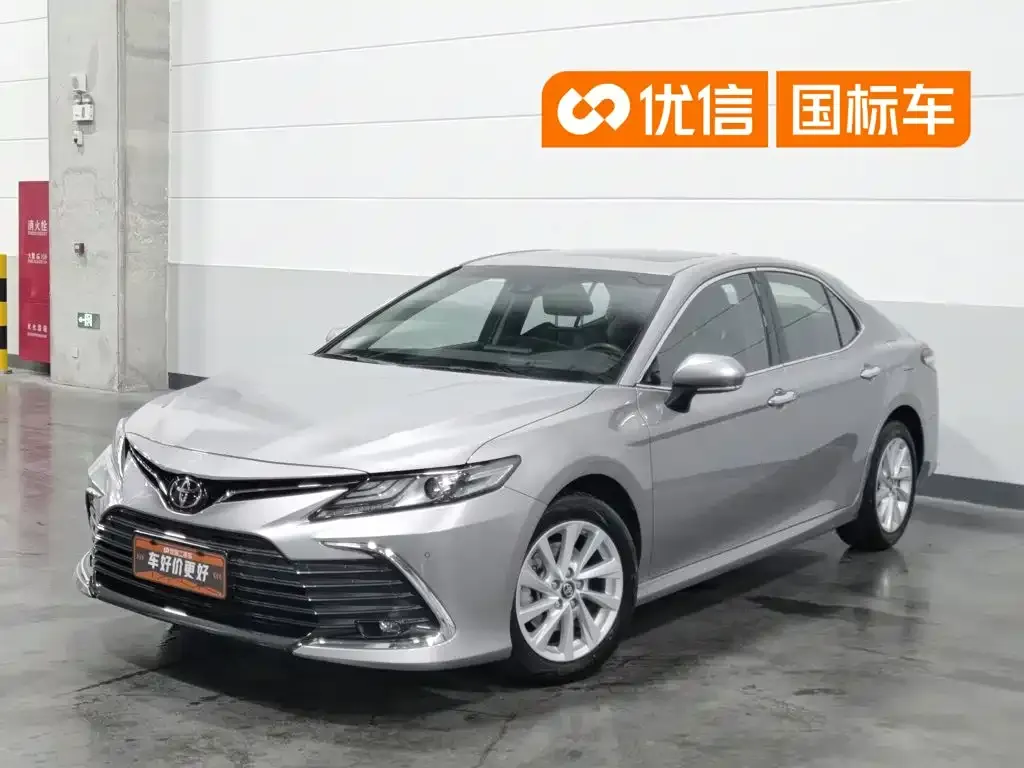 Toyota Camry — фото 1