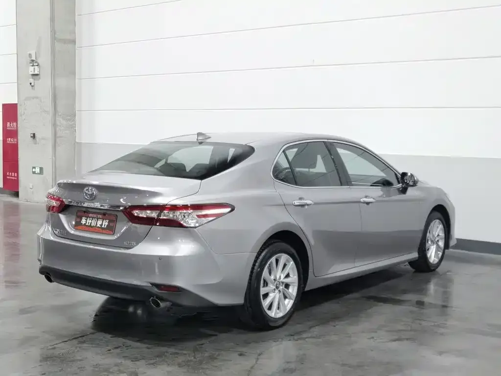 Toyota Camry — фото 5