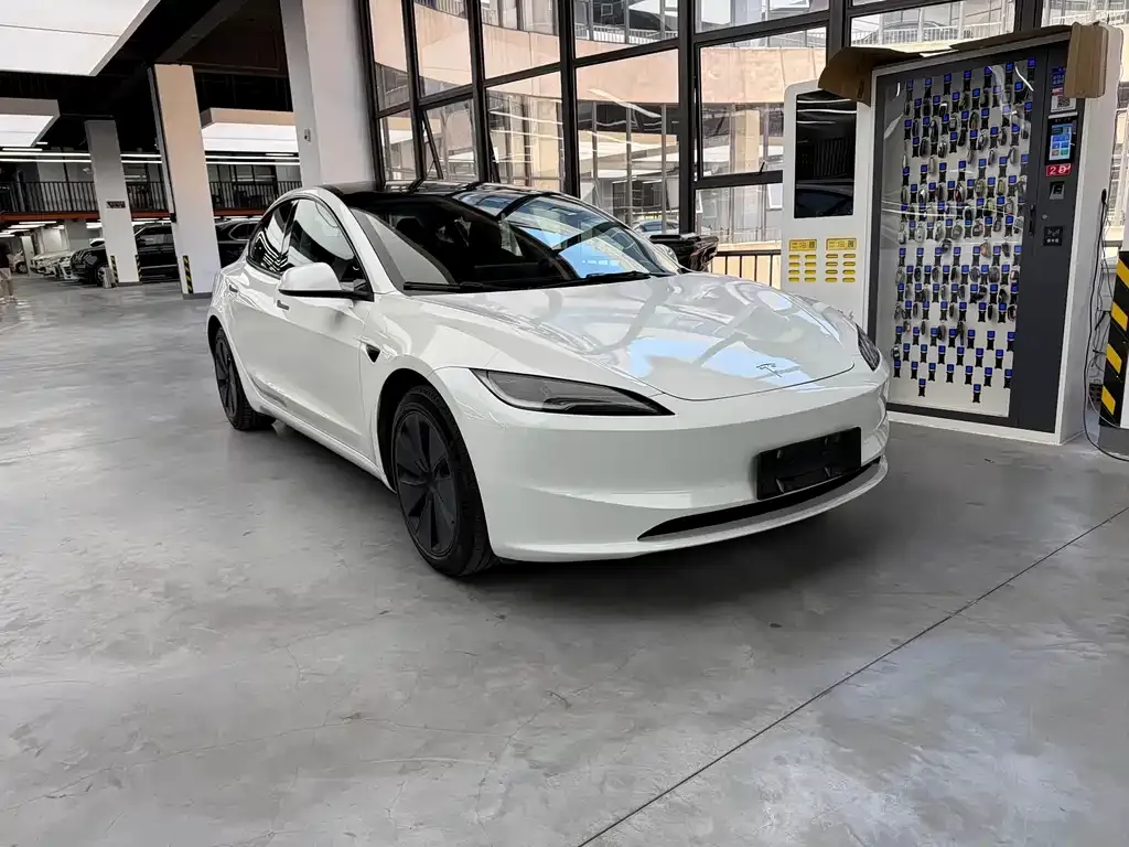 Tesla Model 3 — фото 10