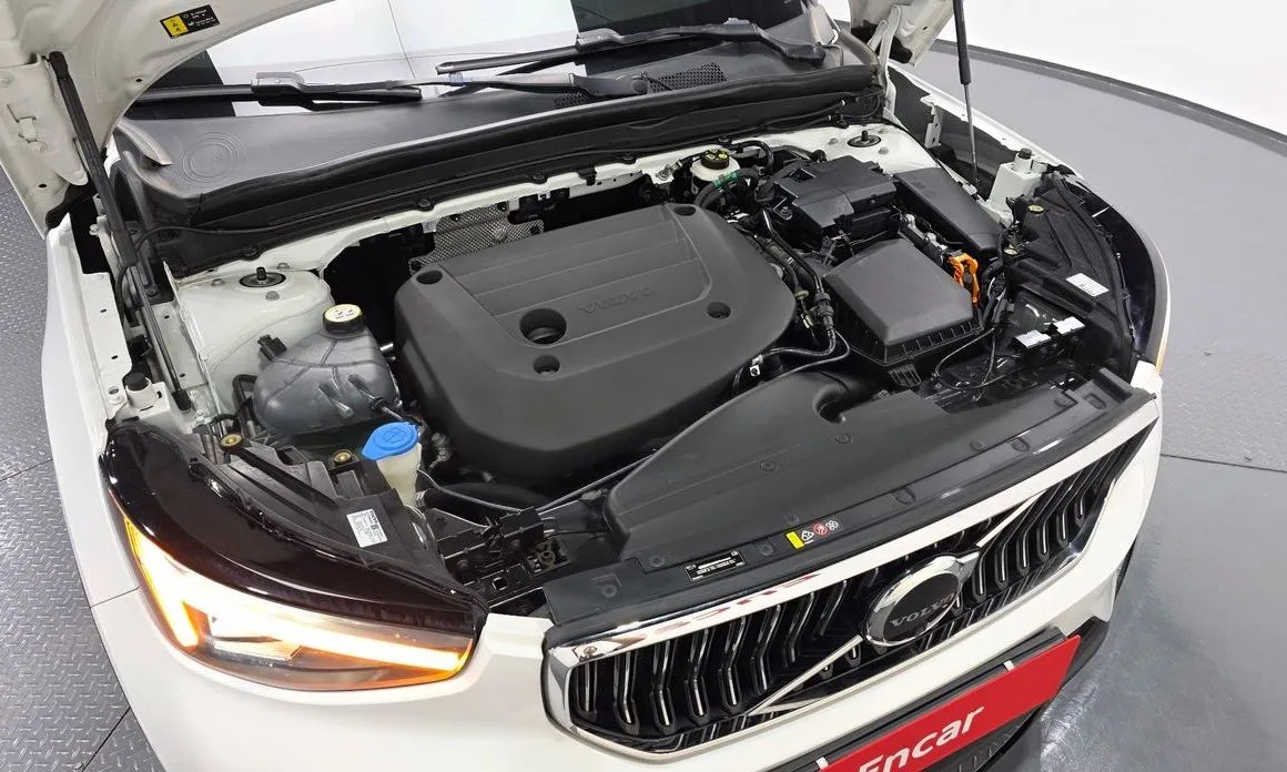 Volvo XC40 — фото 10