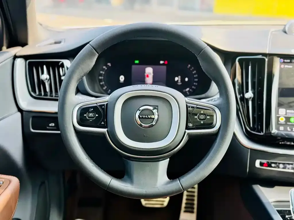 Volvo XC60 — фото 10