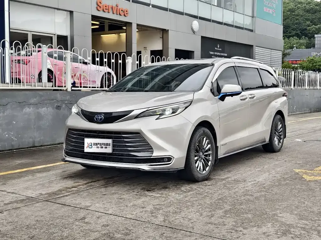 Toyota Sienna — фото 1