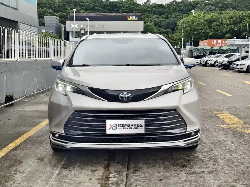 Toyota Sienna — фото 3