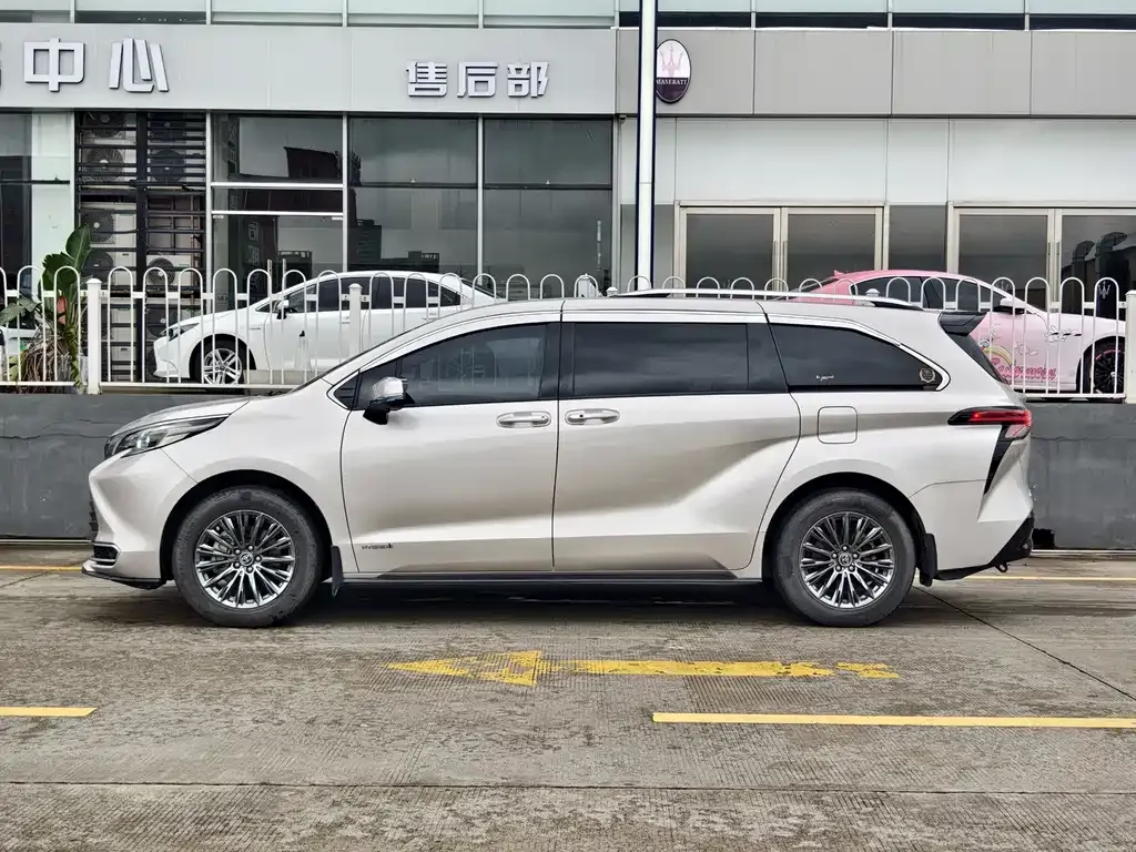 Toyota Sienna — фото 2