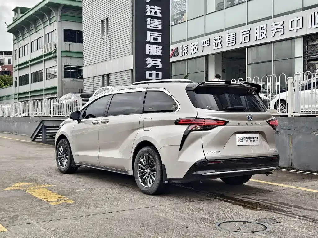 Toyota Sienna — фото 10