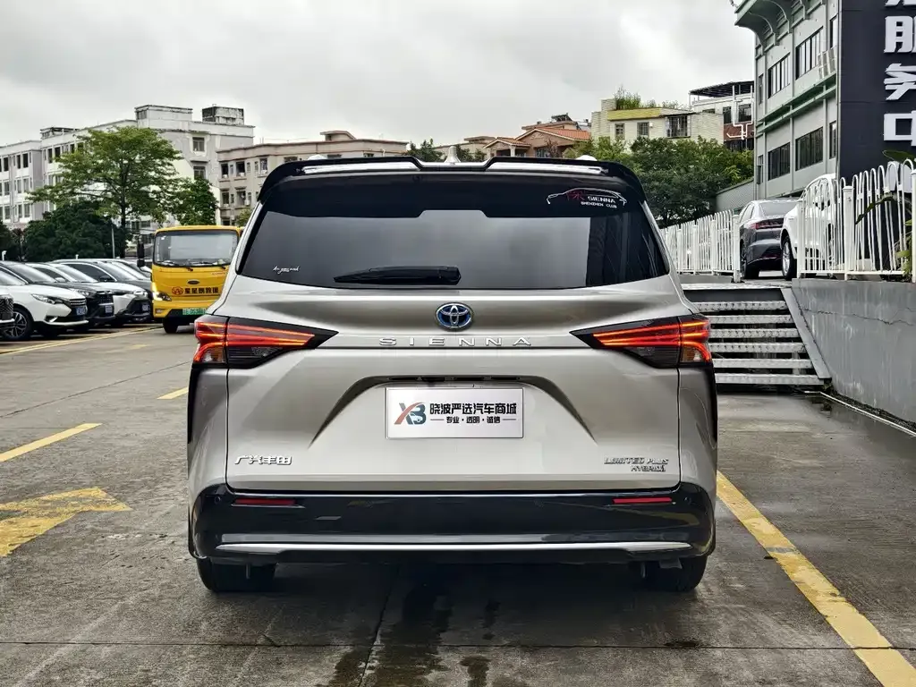 Toyota Sienna — фото 5