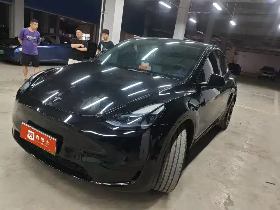 Tesla Model Y — фото 1