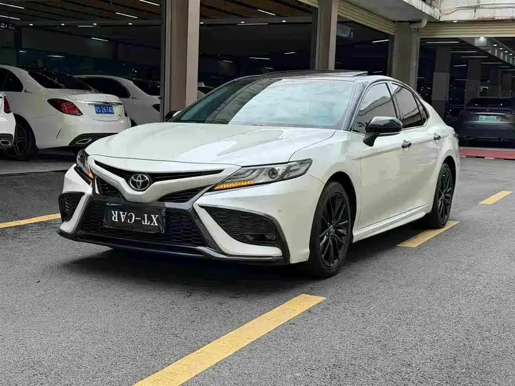 Toyota Camry — фото 1