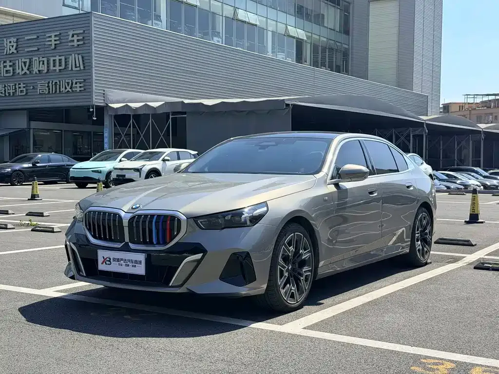 BMW 5 Series — фото 1
