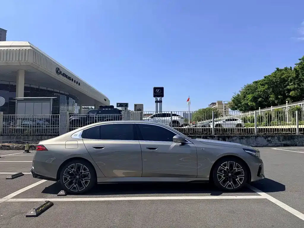 BMW 5 Series — фото 10