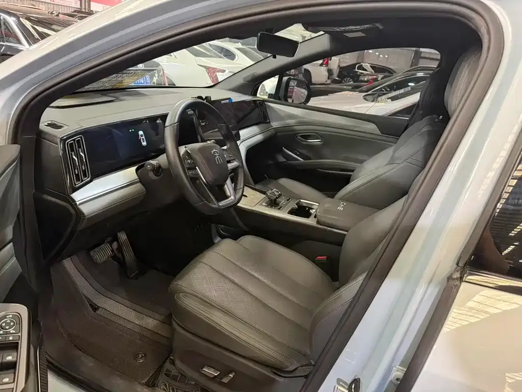 BYD L DM-i — фото 10