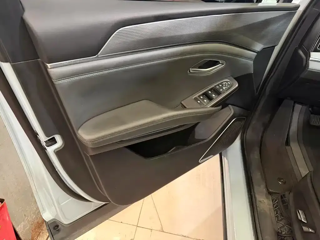 BYD L DM-i — фото 8