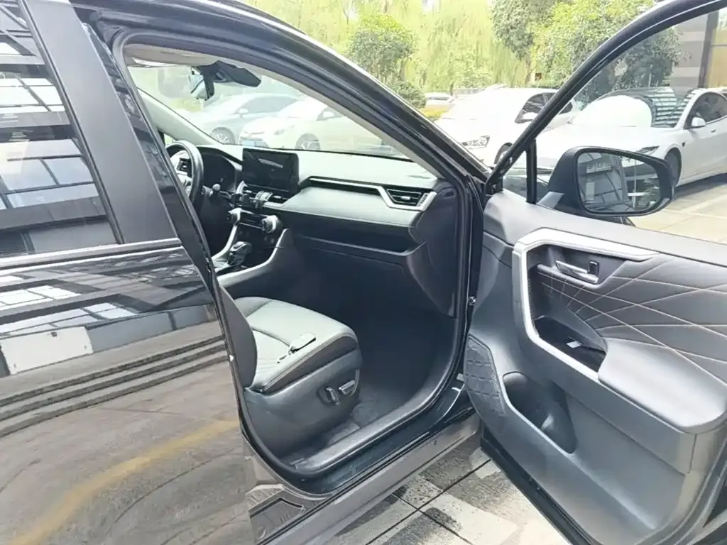Toyota RAV4 — фото 2