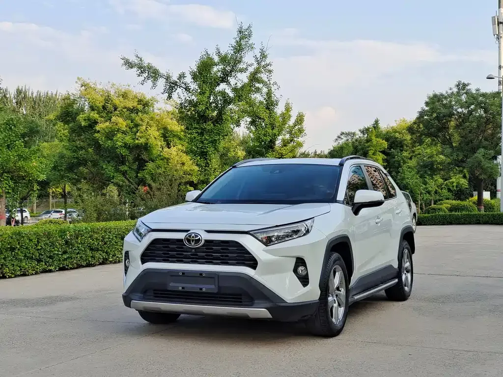 Toyota RAV4 — фото 1