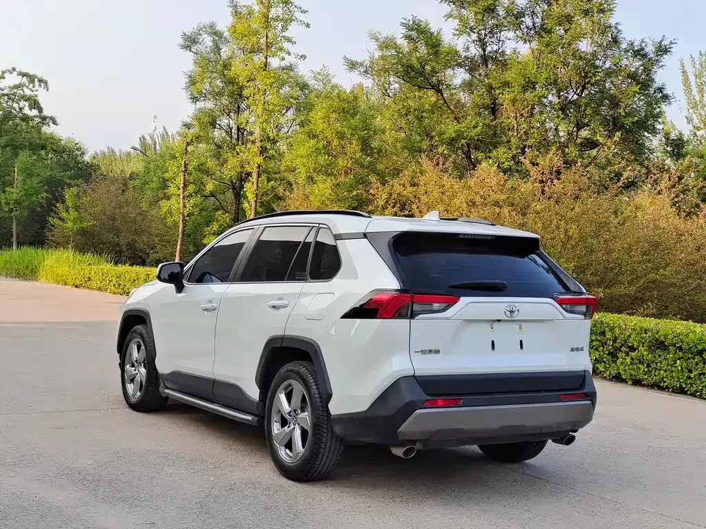 Toyota RAV4 — фото 10