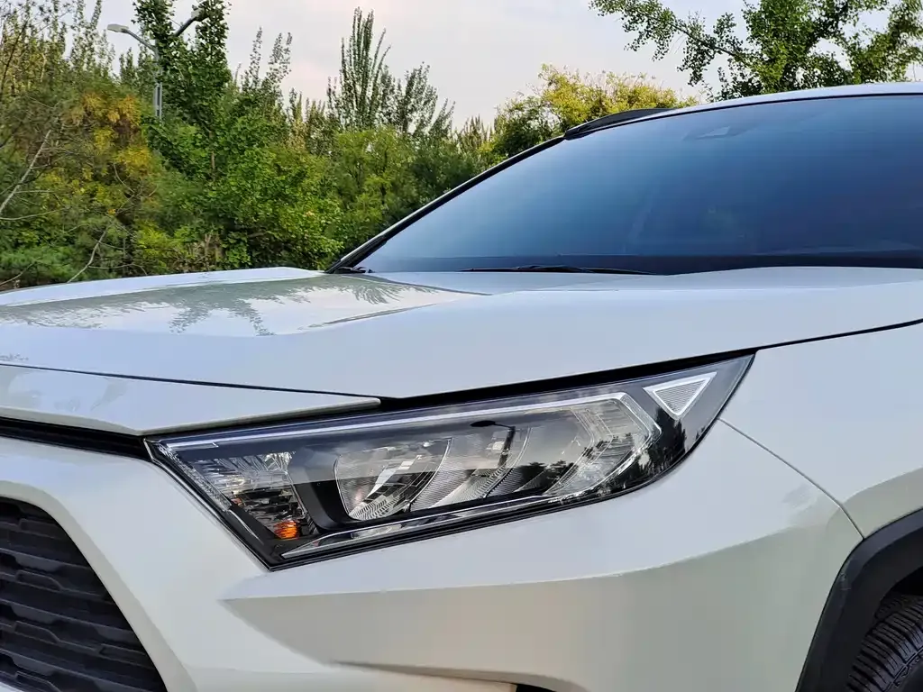 Toyota RAV4 — фото 7