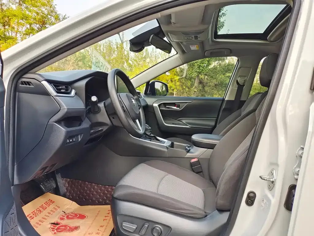Toyota RAV4 — фото 2