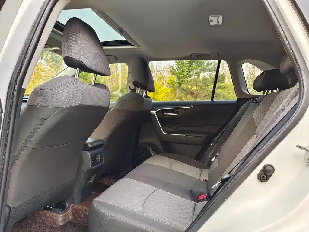 Toyota RAV4 — фото 5