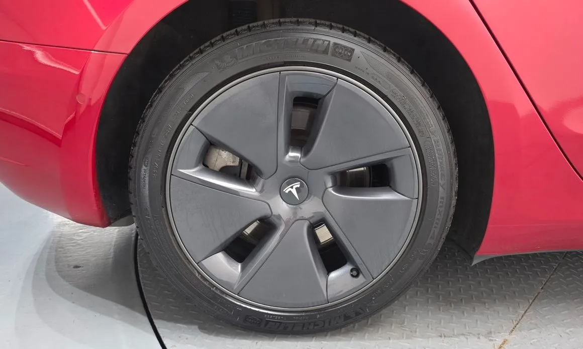 Tesla Model 3 — фото 10