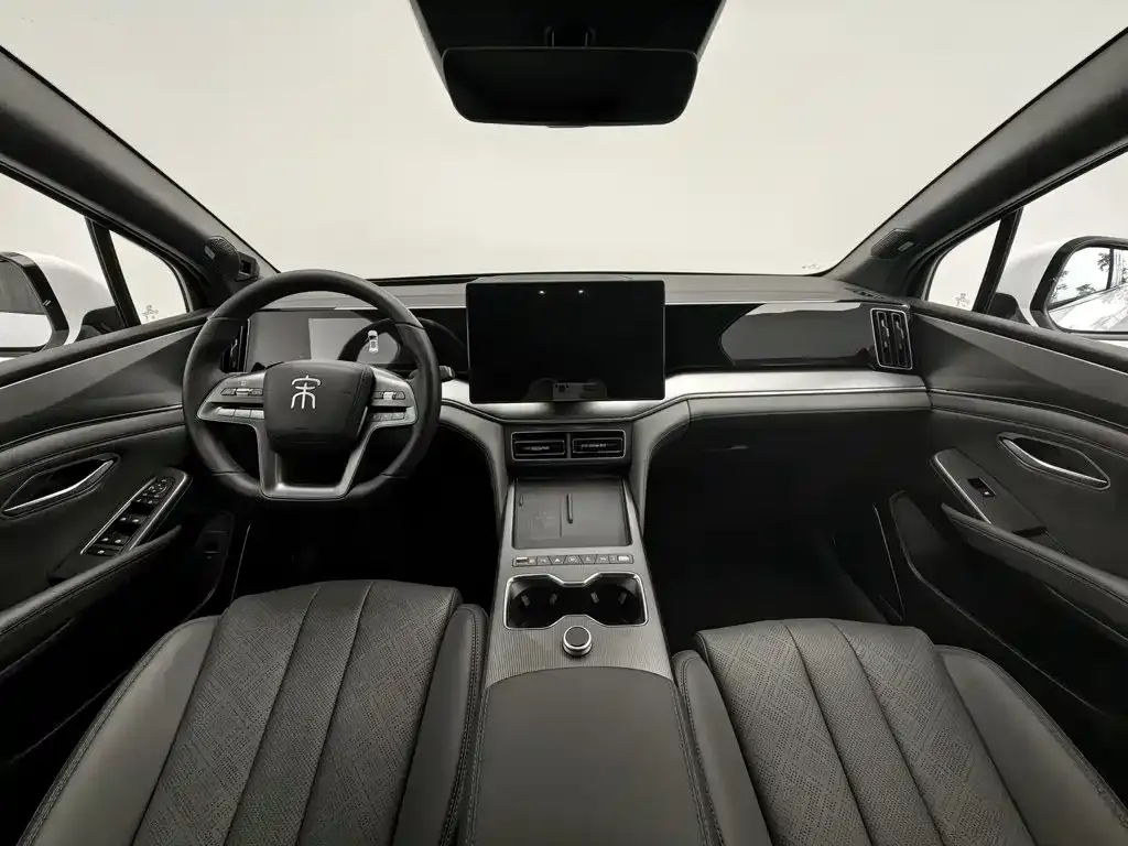 BYD L DM-i — фото 9