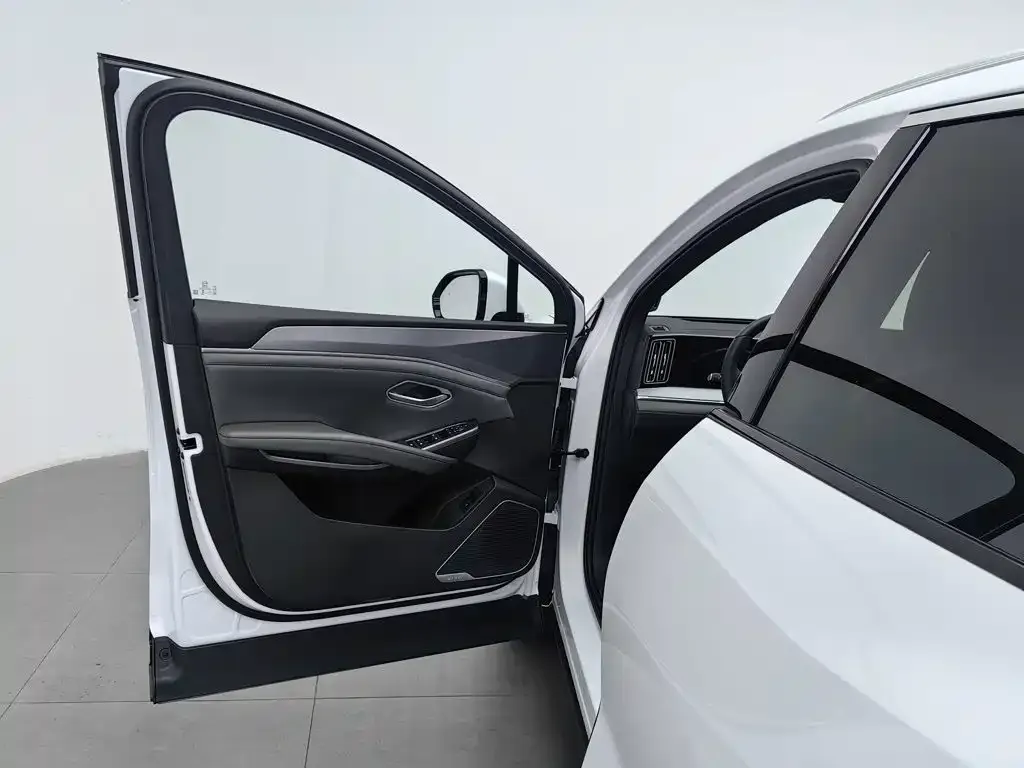 BYD L DM-i — фото 3