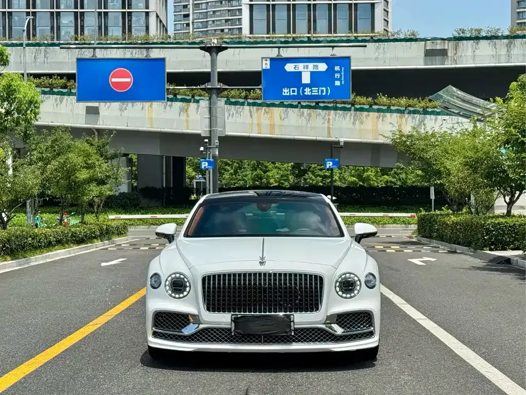 Bentley Flying Spur PHEV — фото 1